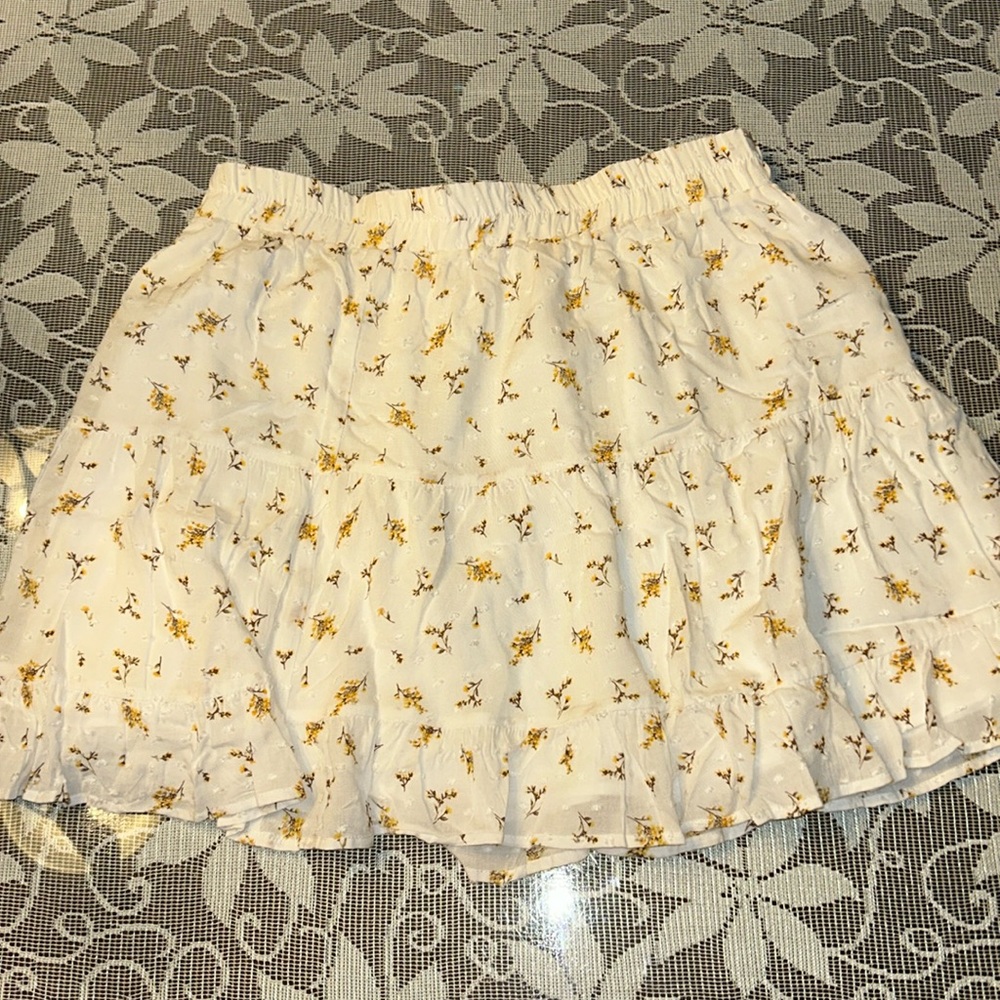 Forever 21 White Skirt with Yellow Flowers - Women’s Large